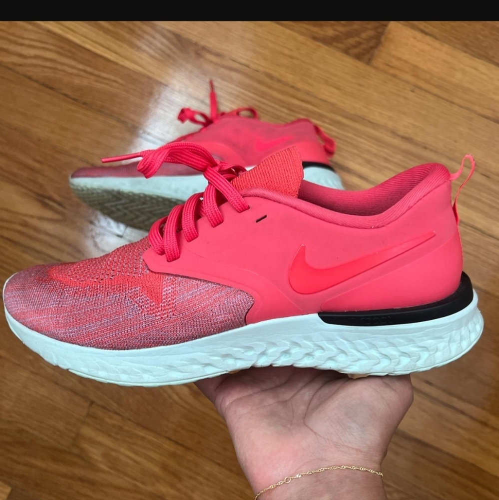 NIKE ODYSSEY REACT WOMEN'S US SIZE 7 WORE 3 TIMES NO BOX DUE IT'S DAMAGED